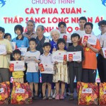 Cây Mùa Xuân - "Thắp sáng lòng nhân ái" lần thứ 25: Trao tặng 2.000 phần quà Tết