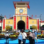 Quảng trường chợ Bến Thành mở rào chắn, người dân check-in chụp ảnh tết