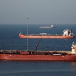 Giá dầu giảm sáng 13/3 sau khi Mỹ cho phép mua dầu Nga trên biển