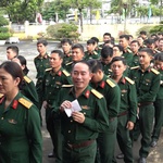 Cán bộ, chiến sĩ Quân khu 5 tích cực tham gia ngày hội bầu cử