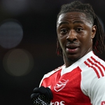 Hai cú sút xa đưa Arsenal vào tứ kết Champions League