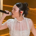 Ca sĩ hát "Golden" trên sân khấu Oscar diện thiết kế của Đỗ Long