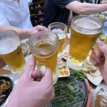 Tại sao nhiều người uống liền cả chục cốc bia, nhưng ‘chịu thua’ 2 lít nước lọc?