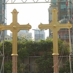 Đặt hai thánh giá mạ vàng lên đỉnh tháp Nhà thờ Đức Bà