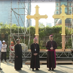 Nhà thờ Đức Bà đặt 2 thánh giá mạ vàng nặng 400 kg lên đỉnh tháp