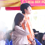 Đình Tú và vợ tặng xe đạp, hỗ trợ tiền cho hai chị em mồ côi - Mái ấm gia đình Việt