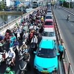 Dòng xe ken đặc trên cầu Kênh Tẻ sau tai nạn giữa xe đầu kéo và xe rác khiến tài xế tử vong