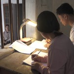 Mái ấm gia đình Việt: Thu Huệ chăm cha thiểu năng và anh chậm phát triển