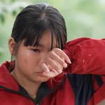 Mẹ bỏ đi, cha qua đời, chị em Yến Trang sống nhờ nội già yếu