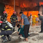 Cháy lớn xưởng bánh kẹo 700 m² ở Hà Nội lúc rạng sáng