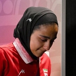 Tuyển nữ Iran vừa đá bóng, vừa trông về nhà