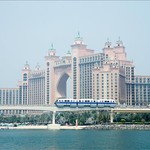 Hàng trăm nghìn hành khách mắc kẹt giữa "chảo lửa" Trung Đông