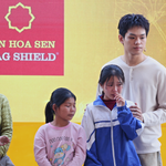 Đức Phúc tiếp sức cho cô bé mồ côi mê học tiếng Trung