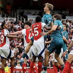 Arsenal tăng tốc đua vô địch