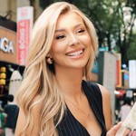 Hoa hậu người Mỹ Yolina Lindquist dạo phố, check-in bưu điện, đường sách TP. Hồ Chí Minh