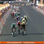 Kịch tính vòng đua Hồ Xuân Hương, Nguyễn Tấn Hoài thắng Sprint 1 - chặng 17