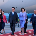 Tổng thống Hàn Quốc và phu nhân đến Hà Nội, bắt đầu thăm cấp Nhà nước tới Việt Nam