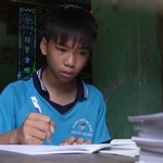 Mái ấm gia đình Việt: Cậu bé Tấn Đạt vừa học vừa cắt cỏ phụ bà nuôi mẹ bệnh
