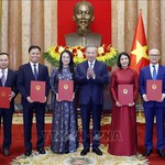 Tổng Bí thư, Chủ tịch nước Tô Lâm trao quyết định bổ nhiệm 5 Đại sứ Việt Nam tại nước ngoài