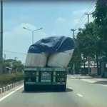 Hình ảnh xe Container chở hàng quá nguy hiểm