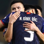 Đình Bắc ghi bàn trở lại ở V-League, HLV Kim Sang-sik và ông Polking cùng mừng lớn