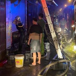 Cháy nhà 4 tầng ở Hà Nội, cảnh sát giải cứu 2 người mắc kẹt