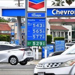 Giá dầu Mỹ giảm xuống dưới 100 USD/thùng sau thỏa thuận ngừng bắn Mỹ - Iran