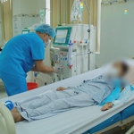 Nguy kịch vì suy thận cấp do thói quen ít uống nước khi làm việc dưới nắng gắt
