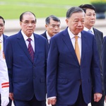 Bí thư Trần Lưu Quang cùng đoàn đại biểu TP. Hồ Chí Minh dâng hoa tưởng niệm Chủ tịch Hồ Chí Minh