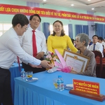 Phường Thới Hòa trao Huy hiệu Đảng cho các đảng viên lão thành nhân kỷ niệm Ngày sinh Chủ tịch Hồ Chí Minh
