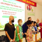 Lãnh đạo chính phủ thăm, tặng quà bệnh nhi nhân dịp 1/6