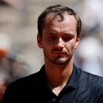 Medvedev thua sốc ở vòng đầu tiên Roland Garros 2026