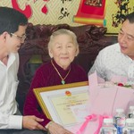 Lãnh đạo TP. Hồ Chí Minh thăm, chúc thọ người cao tuổi tiêu biểu tròn 90 tuổi