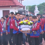 Đội hình tình nguyện hè TP. Hồ Chí Minh dâng hoa tại Tượng đài Chiến sĩ hữu nghị Việt Nam - Lào