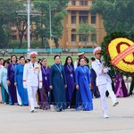 Đại biểu dự Đại hội Phụ nữ toàn quốc vào Lăng viếng Chủ tịch Hồ Chí Minh