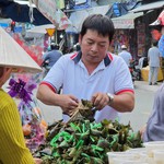 TP. Hồ Chí Minh: Chợ truyền thống nhộn nhịp trước Tết Đoan Ngọ