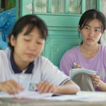 Mái ấm gia đình Việt: Cha qua đời, chị gái gác giấc mơ đại học, nuôi em đến trường
