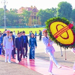 Đoàn đại biểu dự Đại hội Công đoàn Việt Nam vào Lăng viếng Chủ tịch Hồ Chí Minh