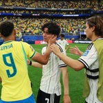 Matheus Cunha dỗ dành cầu thủ Nhật Bản khóc vì thua Brazil đầy tiếc nuối
