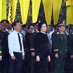 Phó Thủ tướng Phạm Thị Thanh Trà dâng hương tưởng niệm các anh hùng liệt sĩ tại Công viên Lê Thị Riêng