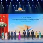 Vietnam Airlines đón nhận Huân chương Lao động hạng Ba