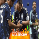 Messi và đồng đội săm soi chai nước "nhắc bài" của thủ môn Anh