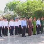 Chủ tịch Quốc hội viếng nghĩa trang và tượng đài Anh hùng Lực lượng vũ trang Nhân dân Võ Thị Sáu