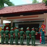 Dòng người lặng lẽ thắp hương tri ân tại Công viên Lê Thị Riêng, hướng về các anh hùng liệt sĩ