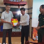 Trao tặng di ảnh phục dựng cho thân nhân gia đình liệt sĩ