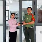 Trao trả ví tiền và điện thoại cho người đánh rơi ở đảo Phú Quý
