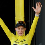 Jonas Vingegaard mặc Áo Vàng Tour de France sau chặng 1
