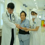 Nhập viện vì viêm phổi, cụ bà 76 tuổi bất ngờ phát hiện tủy sống bị chèn ép nặng