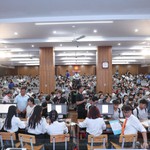 Tân sinh viên nhập học bằng những câu hỏi về nghề nghiệp tương lai