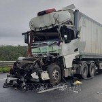 Hai xe container va chạm trên cao tốc khiến một tài xế tử vong